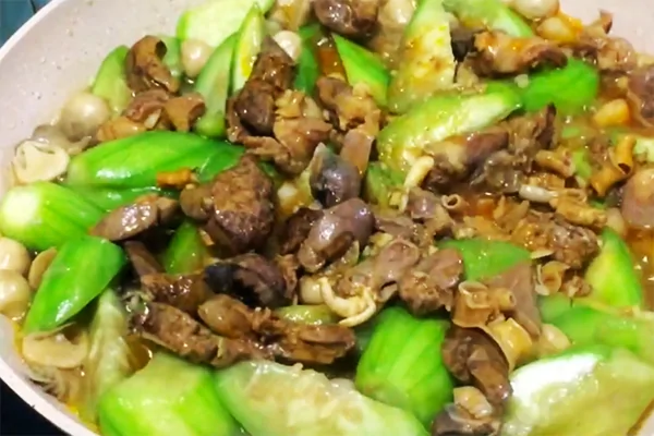 Lòng gà xào mướp - 100 món ăn Việt
